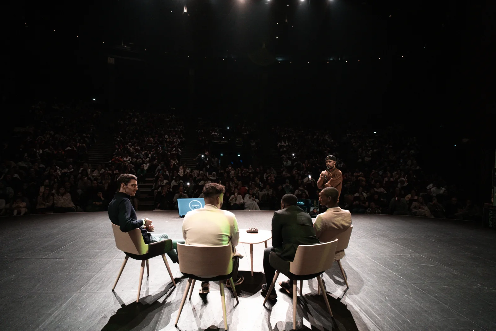 Table ronde sur scène devant le public, au Mans en 2022
